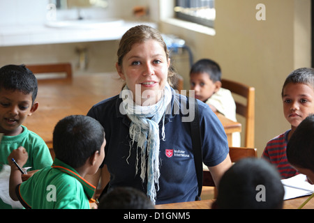 Galle, Sri Lanka, ein Mitarbeiter von Malta, umringt von Kindern in einem Waisenhaus Stockfoto