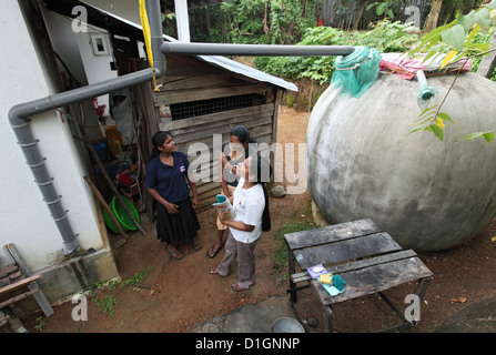 Ambalangoda, Sri Lanka, eine Regenwasser-Einzugsgebiet-System auf einem Haus Stockfoto