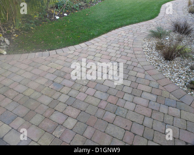 Rustikale aus rotem Backstein Innenhof Pflasterdecke in UK Garten mit porösen Fugen als nachhaltigen Entwässerung System Oberflächenwasser Sickerschacht Stockfoto