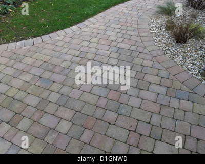 Rustikale aus rotem Backstein Innenhof Pflasterdecke in UK Garten mit