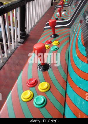 Kontrollen auf video-Arcade-Spiel Stockfoto