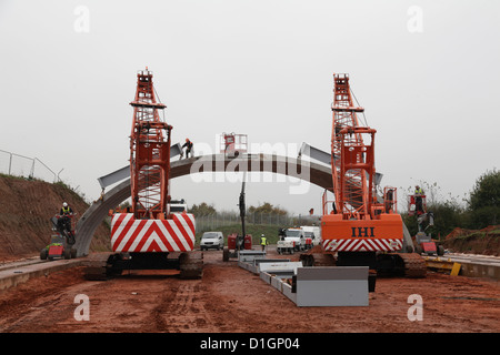 Bebo-Bogen-Brücke von vorgefertigten Stahlbeton-Abschnitte in Exeter Flughafen Clyst Honiton Bypass UK Position angehoben wird Stockfoto