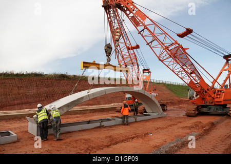 Bebo-Bogen-Brücke von vorgefertigten Stahlbeton-Abschnitte in Exeter Flughafen Clyst Honiton Bypass UK Position angehoben wird Stockfoto