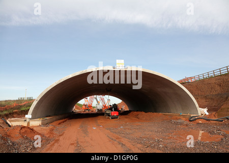 Bebo Pre-cast konkrete Sektionaltore Bogenbrücke im Bau mit Krane heben Abschnitte neue Straßenbau Website UK Stockfoto