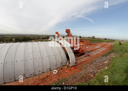 Bebo-Bogen-Brücke von vorgefertigten Stahlbeton-Abschnitte in Exeter Flughafen Clyst Honiton Bypass UK Position angehoben wird Stockfoto