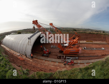 Bebo-Bogen-Brücke von vorgefertigten Stahlbeton-Abschnitte in Exeter Flughafen Clyst Honiton Bypass UK Position angehoben wird Stockfoto