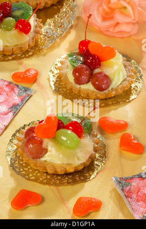 Cupcakes mit Pudding und Obst Stockfoto