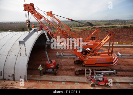 Bebo-Bogen-Brücke von vorgefertigten Stahlbeton-Abschnitte in Exeter Flughafen Clyst Honiton Bypass UK Position angehoben wird Stockfoto