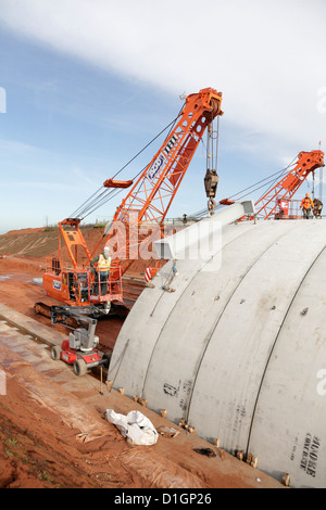 Bebo-Bogen-Brücke von vorgefertigten Stahlbeton-Abschnitte in Exeter Flughafen Clyst Honiton Bypass UK Position angehoben wird Stockfoto