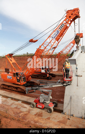 Bebo-Bogen-Brücke von vorgefertigten Stahlbeton-Abschnitte in Exeter Flughafen Clyst Honiton Bypass UK Position angehoben wird Stockfoto