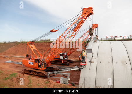 Bebo-Bogen-Brücke von vorgefertigten Stahlbeton-Abschnitte in Exeter Flughafen Clyst Honiton Bypass UK Position angehoben wird Stockfoto