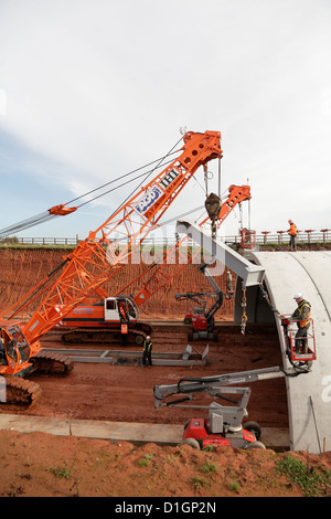 Bebo-Bogen-Brücke von vorgefertigten Stahlbeton-Abschnitte in Exeter Flughafen Clyst Honiton Bypass UK Position angehoben wird Stockfoto