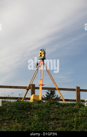 Trimble Totalstation EDM Theodolit, die ohne Assistenz als es automatisch betrieben werden können verfolgt das Ziel Prisma UK Stockfoto