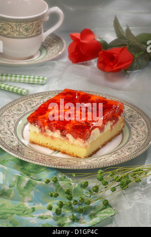 Biskuit mit Sahne und Himbeeren Stockfoto