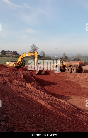 Nachverfolgte JCB Baggerlader Bagger beladen LKW auf Autobahnbau Website UK Stockfoto