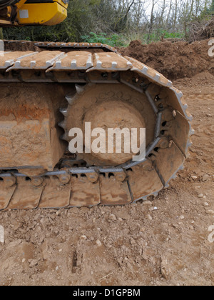 Nahaufnahme Detail der Raupe Spur eines großen nachverfolgten Baggers auf einer Autobahn-Baustelle UK Stockfoto