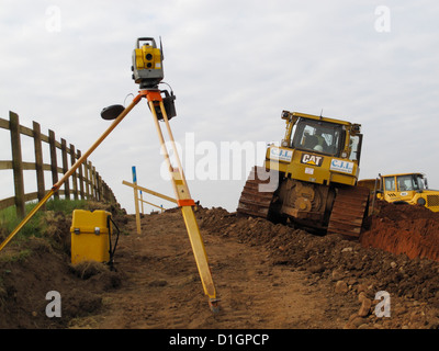 Trimble Totalstation EDM Theodolit, die ohne Assistenz als es automatisch betrieben werden können verfolgt das Ziel Prisma UK Stockfoto