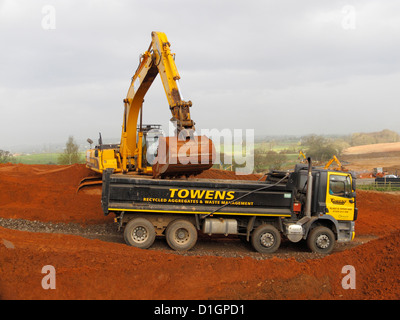 Nachverfolgte JCB Baggerlader Bagger beladen LKW auf Autobahnbau Website UK Stockfoto