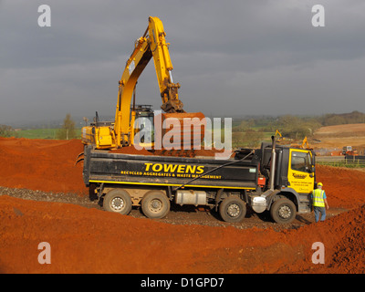 Nachverfolgte JCB Baggerlader Bagger beladen LKW auf Autobahnbau Website UK Stockfoto