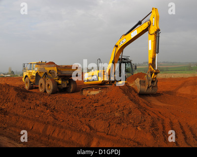 Nachverfolgte JCB Baggerlader Bagger beladen LKW auf Autobahnbau Website UK Stockfoto