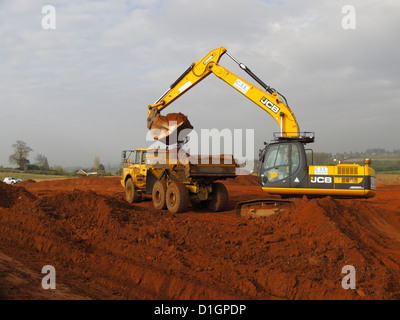 Nachverfolgte JCB Baggerlader Bagger beladen LKW auf Autobahnbau Website UK Stockfoto