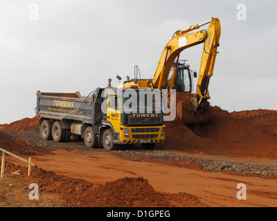 Nachverfolgte JCB Baggerlader Bagger beladen LKW auf Autobahnbau Website UK Stockfoto