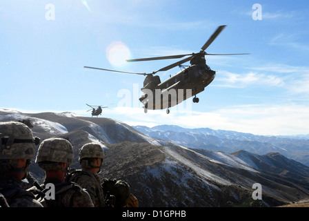 US-Armeesoldaten warten als zwei Chinook-Hubschrauber fliegen, sie zurückzunehmen, Bagram Air Field, Afghanistan 4. November 2008. Die Soldaten suchten ein kleines Dorf im Tal, unterhalb IED, die Herstellung von Materialien und Einrichtungen Stockfoto