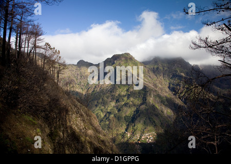 Eira Serrado, im Hinblick auf Nonnental & das Dorf Curral Das Freiras, Madeira, Portugal. Stockfoto