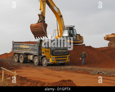 Nachverfolgte JCB Baggerlader Bagger beladen LKW auf Autobahnbau Website UK Stockfoto