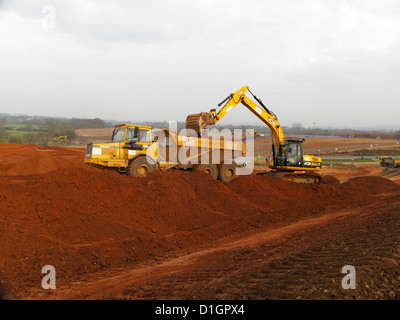 Nachverfolgte JCB Baggerlader Bagger beladen LKW auf Autobahnbau Website UK Stockfoto