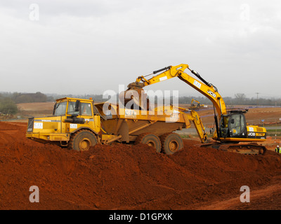 Nachverfolgte JCB Baggerlader Bagger beladen LKW auf Autobahnbau Website UK Stockfoto