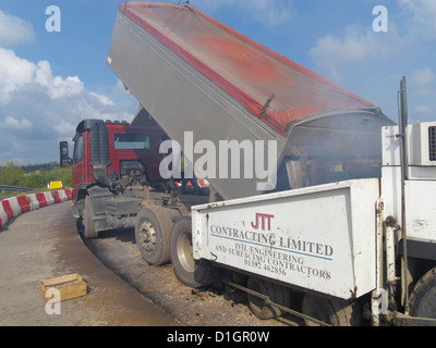 Eine hoch-und Tiefbau Auftragnehmer Autobahn Wartung Bande Verlegung Asphalt Straßenbelag in UK Stockfoto