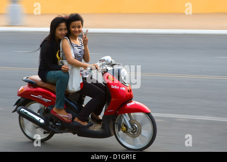 Zwei Mädchen auf einem Motorrad in Phnom Penh, Kambodscha Stockfoto