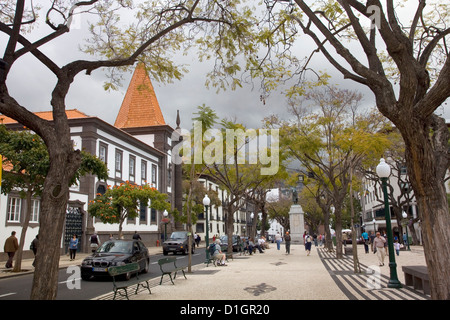 Blick hinunter Avenida Arriaga mit der Banco de Portugal & Statue von Zarco in den Hintergrund, Funchal, Madeira. Stockfoto