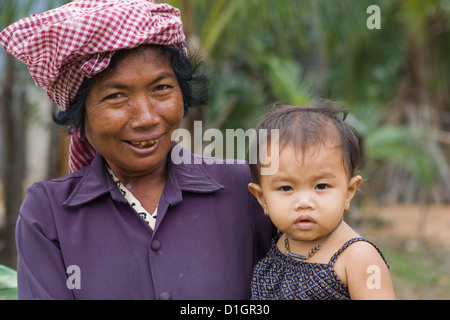 Mutter mit ihrem Kind in Kambodscha posiert Stockfoto