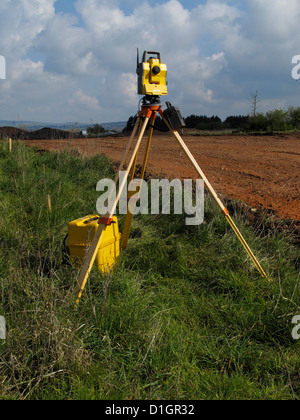 Trimble Totalstation EDM Theodolit, die ohne Assistenz als es automatisch betrieben werden können verfolgt das Ziel Prisma UK Stockfoto