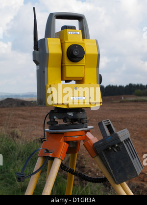 Trimble Totalstation EDM Theodolit, die ohne Assistenz als es automatisch betrieben werden können verfolgt das Ziel Prisma UK Stockfoto