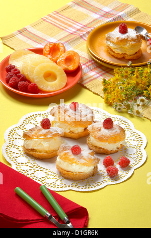 Cookies mit Sahne und Himbeeren Stockfoto