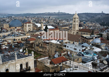 Ein Blick nach Osten vom Phasael Tower Observatorium an einem regnerischen Winter-Sonnenwende Morgen präsentiert sich die Kirche des Heiligen Grabes (links), Kirchenglocke Türme, Dächer der Altstadt und Bergrücken Mount Scopus auf dem Berg im Hintergrund. Jerusalem, Israel. 21. Dezember 2012.  Ein kalten, windigen und regnerischen Winter-Sonnenwende Morgen am Jaffa-Tor als einheimische und Touristen suchen Zuflucht vor dem Regen anstatt Armageddon am Ende des Maya-Kalenders. Stockfoto