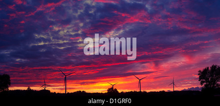 Eine Silhouette von Windkraftanlagen auf einen traumhaften Sonnenuntergang Stockfoto