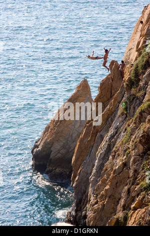 Cliff Diver springen bei La Quebrada, Acapulco, Guerrero, Mexiko. Stockfoto