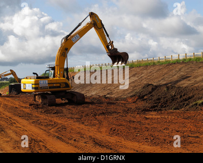 Eimer mit großen nachverfolgten JCB Bagger Trimmen Schneiden Hang auf Straße Neuregelung UK Stockfoto