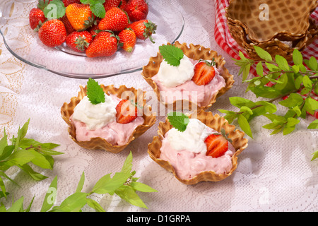 Cupcakes mit Erdbeermousse Stockfoto