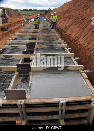 Gießen von Beton für einen Stahlbeton Brücke Stiftung Streifen stand Großbritannien Stockfoto