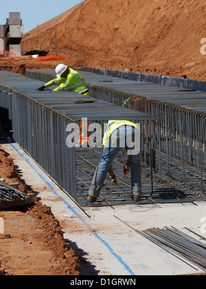 Stahl Fixierer binden Bewehrungsstäbe in eine Stiftung base Brückenbau Aufbau Website hoch-und Tiefbau UK Stockfoto