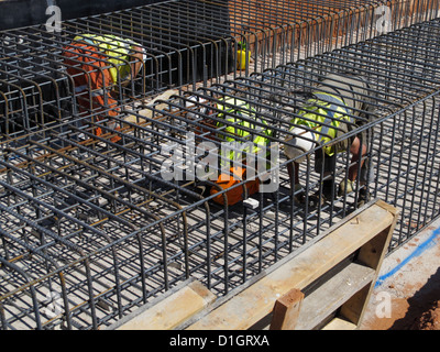 Stahl Fixierer binden Bewehrungsstäbe in eine Stiftung base Brückenbau Aufbau Website hoch-und Tiefbau UK Stockfoto