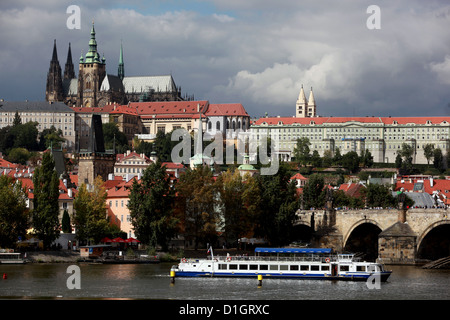 Prager Burg Karlsbrücke Moldau St. Veitsdom Stockfoto