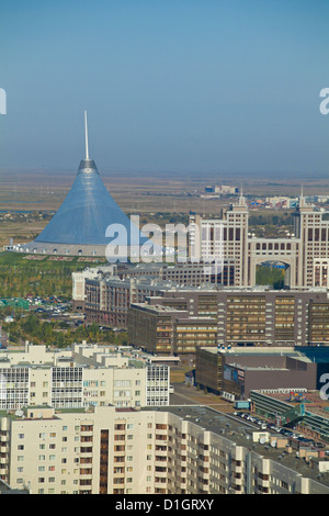 Ansicht des Stadtzentrums, mit Blick auf KazMunaiGas Building und Khan Shatyr Center, Astana, Kasachstan, Zentralasien Stockfoto