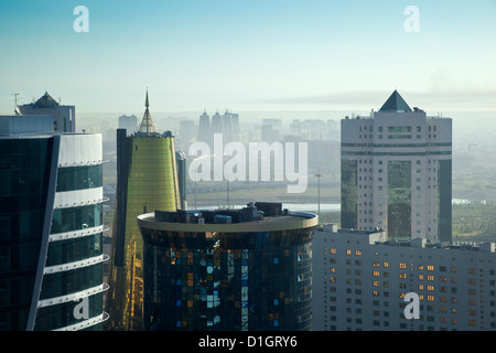 Ansicht der Stadt mit Blick auf zwei goldene konische Businesscenter und Haus der Ministerien, Astana, Kasachstan, Zentralasien, Asien Stockfoto