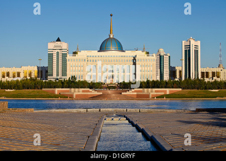 Blick auf die Ak Orda Presidential Palace von Präsident Nursultan Nazarbayev reflektieren in Fluss Ischim, Kasachstan, Zentralasien Stockfoto